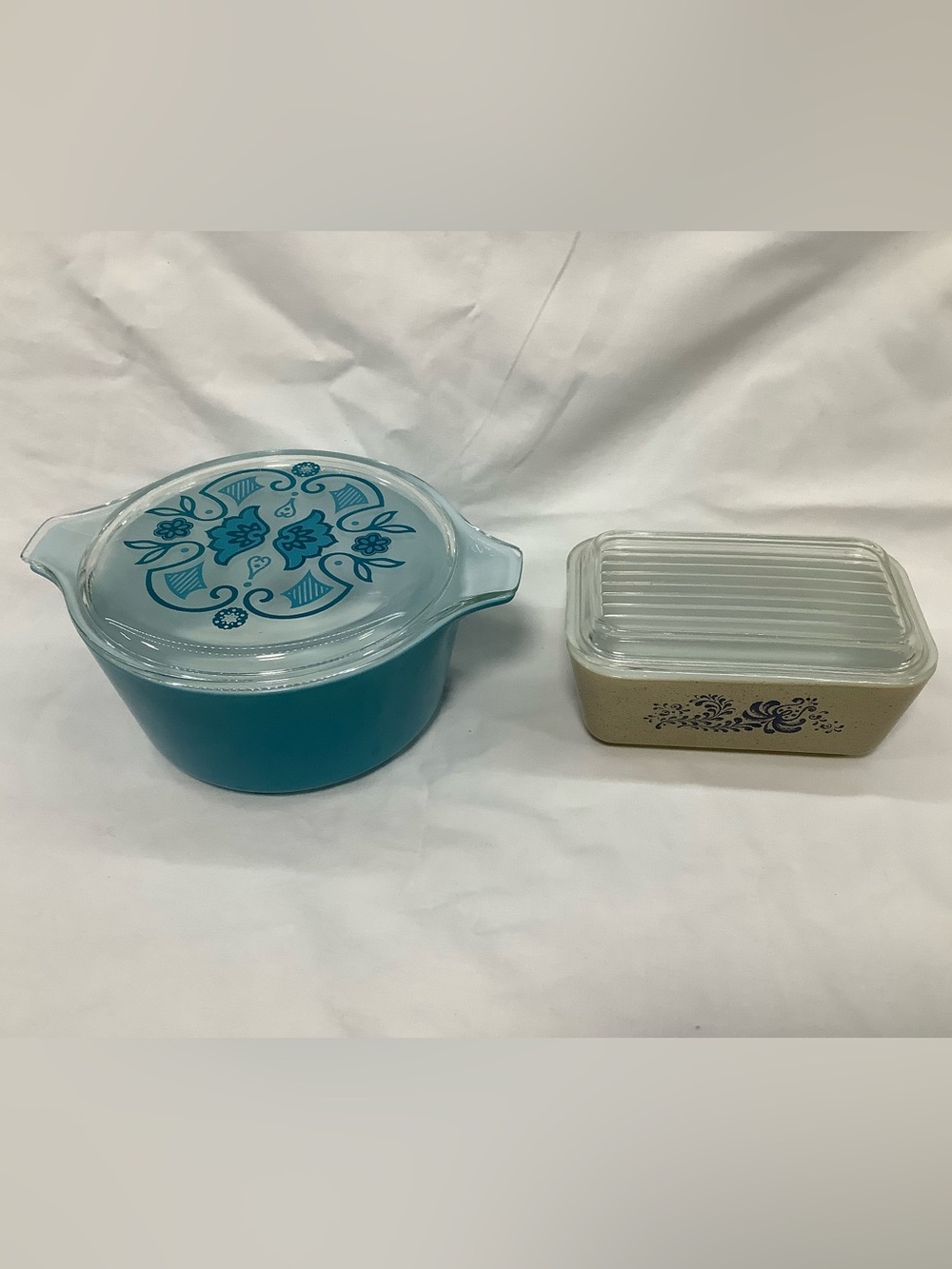 2 Pyrex Casserole covered dishes, one teal one beige